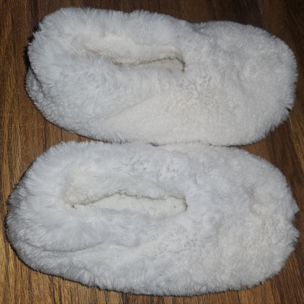 Auden Cozy Plush Faux Fur White Women's Slippers Socks